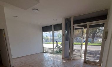 LOCAL COMERCIAL MANUEL RODRÍGUEZ SUR CON BLANCO ENCALADA, SANTIAGO, 31 M2, CON BODEGA Y ESTACIONAMIENTO