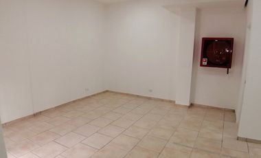 LOCAL COMERCIAL MANUEL RODRÍGUEZ SUR CON BLANCO ENCALADA, SANTIAGO, 31 M2, CON BODEGA Y ESTACIONAMIENTO