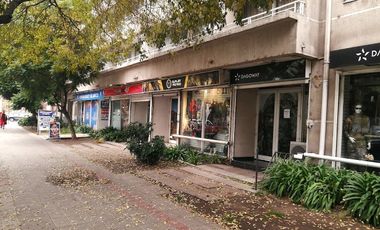 LOCAL COMERCIAL MANUEL RODRÍGUEZ SUR CON BLANCO ENCALADA, SANTIAGO, 31 M2, CON BODEGA Y ESTACIONAMIENTO