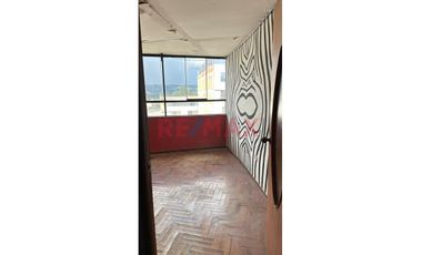 Alquilo Amplio Departamento En 5To Piso Sin Ascensor En Via De Evitamiento Urb. La Alameda, Area 220M2 S/. 1,500 Soles