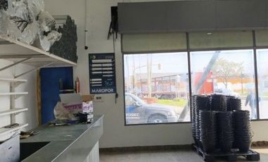 - LOCAL EN EXCELENTE ESQUINA COMERCIAL -