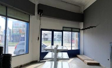 - LOCAL EN EXCELENTE ESQUINA COMERCIAL -