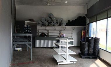 - LOCAL EN EXCELENTE ESQUINA COMERCIAL -
