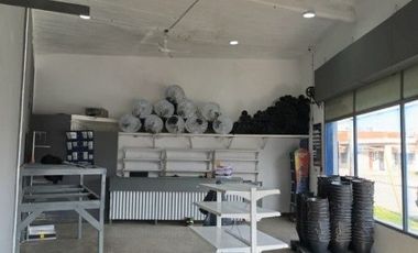 - LOCAL EN EXCELENTE ESQUINA COMERCIAL -
