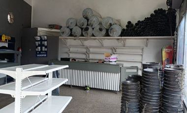 - LOCAL EN EXCELENTE ESQUINA COMERCIAL -