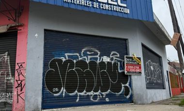 - LOCAL EN EXCELENTE ESQUINA COMERCIAL -