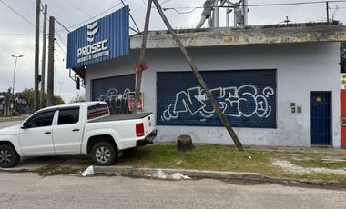 - LOCAL EN EXCELENTE ESQUINA COMERCIAL -