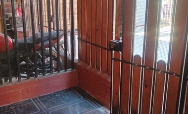 SE VENDE PROPIEDAD EN RENCA, BUENA UBICACIÓN,  DOS HABITACIONES, BAÑO, COMEDOR, COCINA, PATIO TRASERO Y DELANTERO