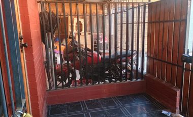 SE VENDE PROPIEDAD EN RENCA, BUENA UBICACIÓN,  DOS HABITACIONES, BAÑO, COMEDOR, COCINA, PATIO TRASERO Y DELANTERO