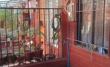 SE VENDE PROPIEDAD EN RENCA, BUENA UBICACIÓN,  DOS HABITACIONES, BAÑO, COMEDOR, COCINA, PATIO TRASERO Y DELANTERO