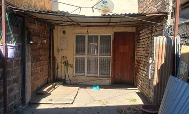SE VENDE PROPIEDAD EN RENCA, BUENA UBICACIÓN,  DOS HABITACIONES, BAÑO, COMEDOR, COCINA, PATIO TRASERO Y DELANTERO