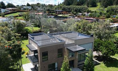 Casa campestre en Urbanización cerrada El Carmen de Viboral vía Rionegro