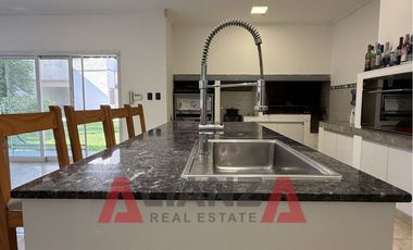 San José 5000 - 4 Dorm, Cochera para 6 vehiculos, Piscina, Patio, Quincho, 240m2