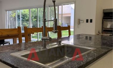 San José 5000 - 4 Dorm, Cochera para 6 vehiculos, Piscina, Patio, Quincho, 240m2