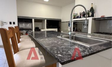 San José 5000 - 4 Dorm, Cochera para 6 vehiculos, Piscina, Patio, Quincho, 240m2