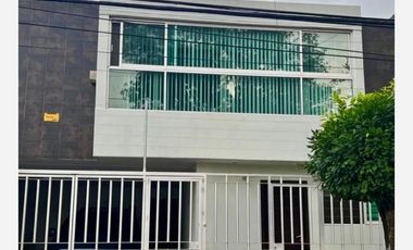 UBICADISIMA CASA EN VENTA EN JARDINES DEL BOSQUE
