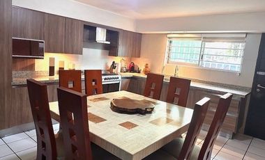 UBICADISIMA CASA EN VENTA EN JARDINES DEL BOSQUE