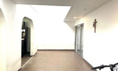 UBICADISIMA CASA EN VENTA EN JARDINES DEL BOSQUE