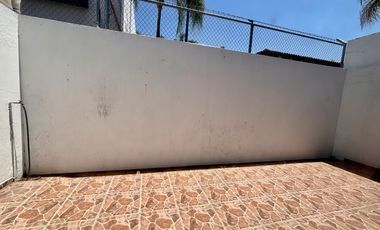 Local Comercial en Renta Dentro de Plaza Jardin Real en Zapopan