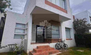 Casa en Renta en el Sector Viña Alta, Urbanización Algarrobos, Quito Ecuador