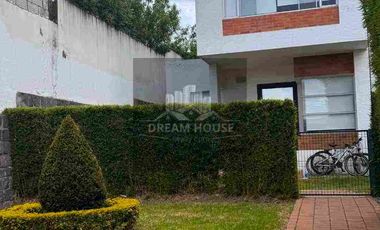 Casa en Renta en el Sector Viña Alta, Urbanización Algarrobos, Quito Ecuador