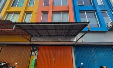 Disewa Murah Ruko 3 Lantai Hadap Jalan Depan Apartemen Super Ramai di Cengkareng