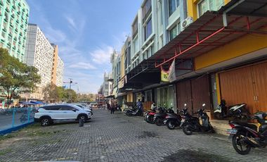 Disewa Murah Ruko 3 Lantai Hadap Jalan Depan Apartemen Super Ramai di Cengkareng