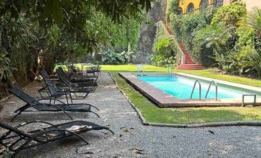 Residencia Colonial con carácter. 17 Recámaras y un bungalow, jardín, alberca, estilo, salón de eventos, ideal para universidad