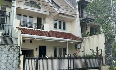 Disewakan Rumah 2 Lantai di Kawasan Premium Pondok Indah Dekat PIM dan Akses Tol