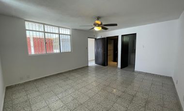 Casa en renta en Av. León, Jardines del Moral León Gto, ideal para oficinas y consultorios.