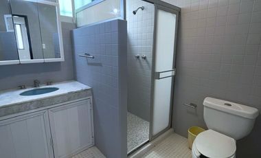 Casa en renta en Av. León, Jardines del Moral León Gto, ideal para oficinas y consultorios.