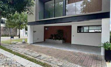 Casa en Parque Cuernavaca – 4 recámaras, cochera 3 autos y jardín privado