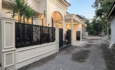 DIJUAL RUMAH CLASSIC MODERN FULL FURNISHED UTARA JOGJABAY / SD MODEL