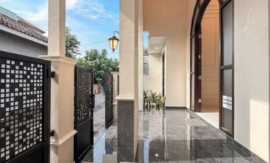 DIJUAL RUMAH CLASSIC MODERN FULL FURNISHED UTARA JOGJABAY / SD MODEL