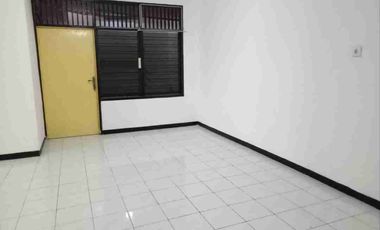 DISEWAKAN RUMAH 1,5 LANTAI WISMA PERMAI SIAP HUNI