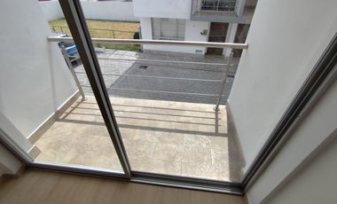 🏠 VENDO CASA ESQUINERA TRES PLANTAS. (San Antonio – Mitad del Mundo)