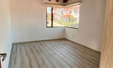 Casa de dos plantas en renta, Sector La Cerámica, Escalón de Tumbaco - Quito