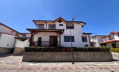 Casa de dos plantas en renta, Sector La Cerámica, Escalón de Tumbaco - Quito