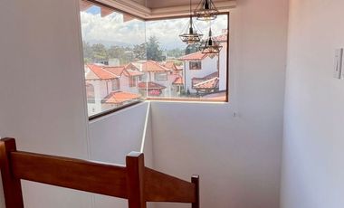 Casa de dos plantas en renta, Sector La Cerámica, Escalón de Tumbaco - Quito