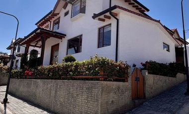 Casa de dos plantas en renta, Sector La Cerámica, Escalón de Tumbaco - Quito