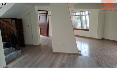 Casa de Venta Cumbaya Urb. Privada La Católica, Oportunidad