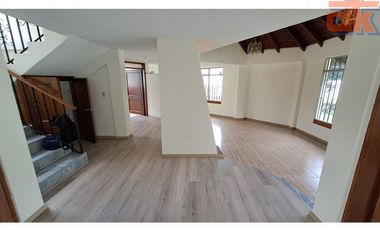 Casa de Venta Cumbaya Urb. Privada La Católica, Oportunidad