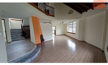 Casa de Venta Cumbaya Urb. Privada La Católica, Oportunidad