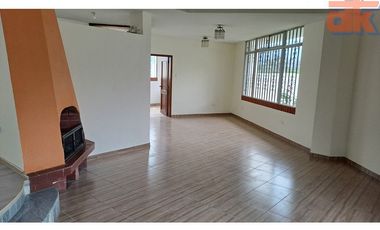 Casa de Venta Cumbaya Urb. Privada La Católica, Oportunidad