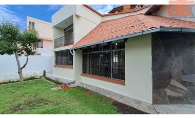 Casa de Venta Cumbaya Urb. Privada La Católica, Oportunidad