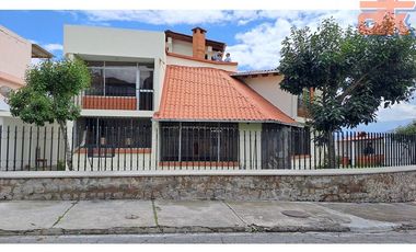 Casa de Venta Cumbaya Urb. Privada La Católica, Oportunidad
