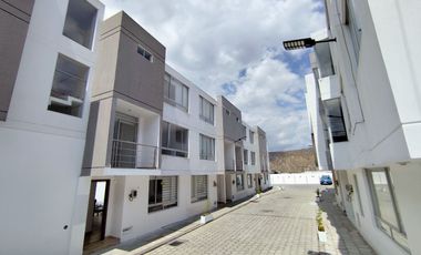 🏠 VENDO CASA TRES PLANTAS. (San Antonio – Mitad del Mundo)