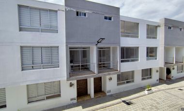 🏠 OFERTA - VENDO CASA TRES PLANTAS. (San Antonio – Mitad del Mundo)