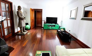 Exclusivo departamento de gran tamaño con 750 m² totales y 407 m² útiles, diseñado para quienes buscan amplitud