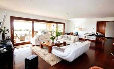 Exclusivo departamento de gran tamaño con 750 m² totales y 407 m² útiles, diseñado para quienes buscan amplitud